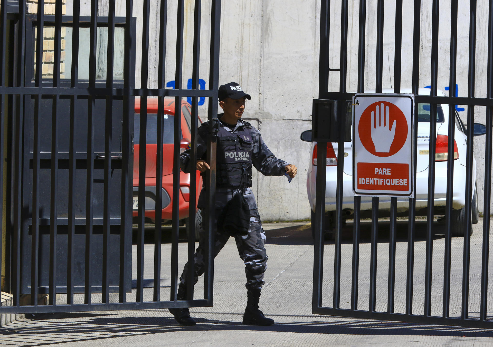 Policías vigilan hoy los alrededores de la cárcel de El Turi en Cuenca (Ecuador). EFE/Robert Puglla