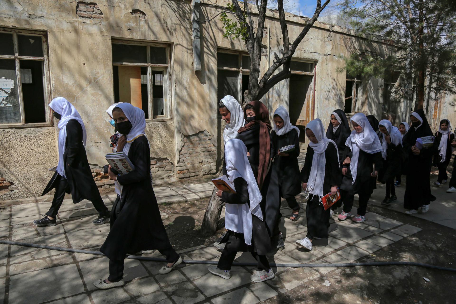 Afghan female pupils attend school on the eve of UNESCO Literay Day, in Kabul, Afghanistan, 07 September 2023. EFE-EPA FILE/SAMIULLAH POPAL