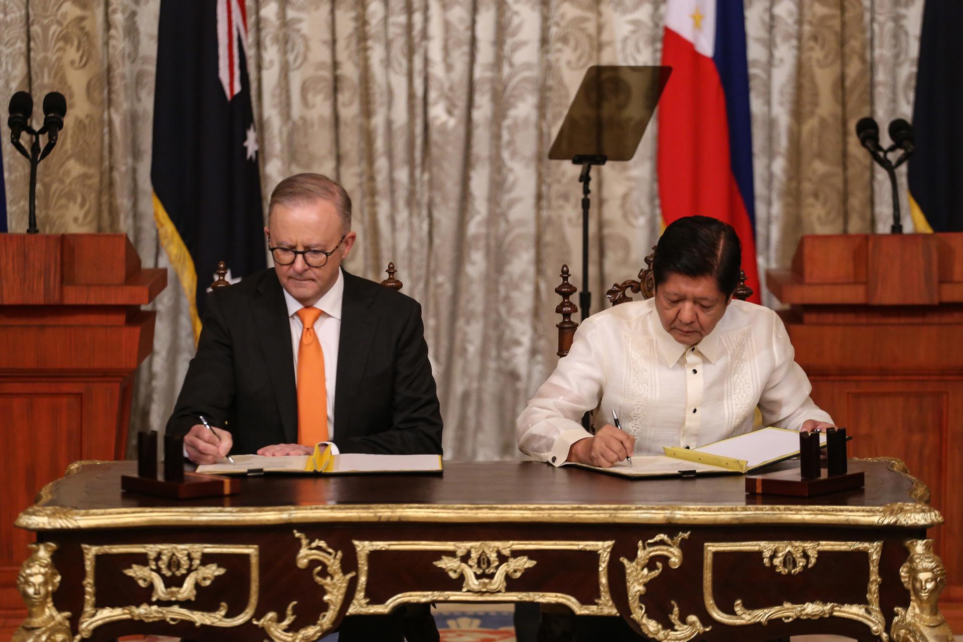Philippine President Ferdinand Marcos Jr. (R) and Australian Prime Minister Anthony Albanese (L) sign documents during a bilateral meeting inside the Malacanang Presidential Palace in Manila, Philippines, 08 September 2023. EFE-EPA/EARVIN PERIAS / POOL