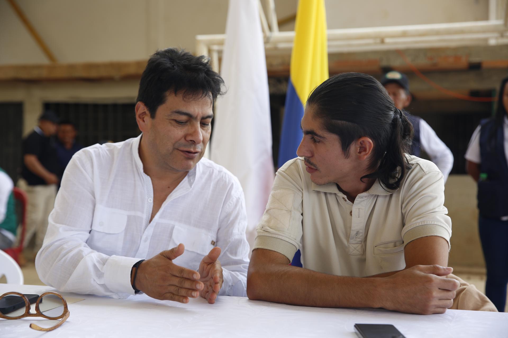 El alto comisionado para la paz en Colombia, Danilo Rueda (i), habla con Andrey Avendaño, delegado por el Estado Mayor Central de las disidencias de las FARC, hoy, en Suárez (Colombia). EFE/Ernesto Guzmán
