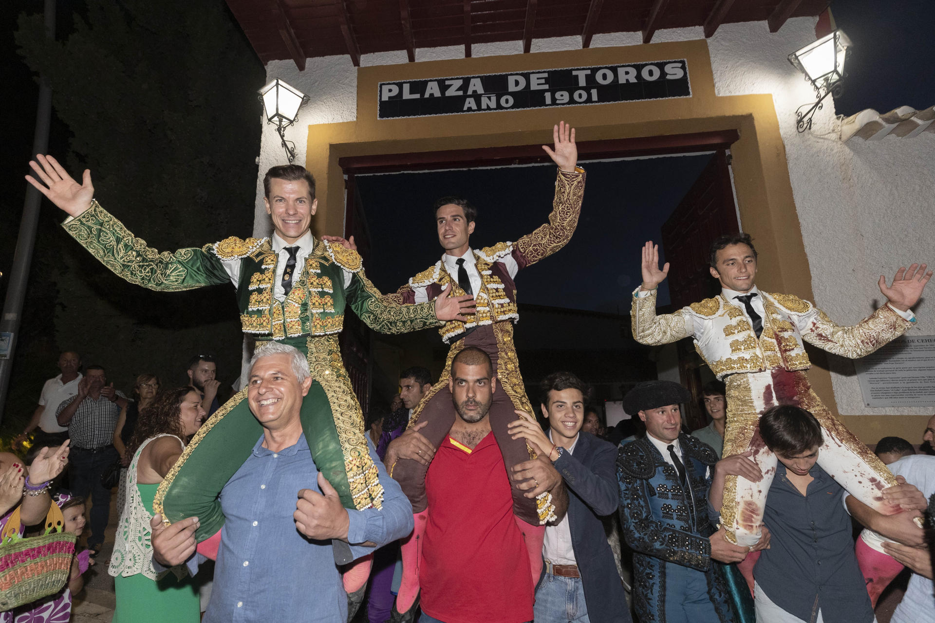 Los diestros Antonio José López El Rubio (i), Daniel Crespo (c) y Filiberto (d) salen a hombros tras la corrida de despedida del primero al cumplirse los 20 años de su alternativa, celebrada este sábado en la plaza de toros de Cehegín. EFE/Marcial Guillén