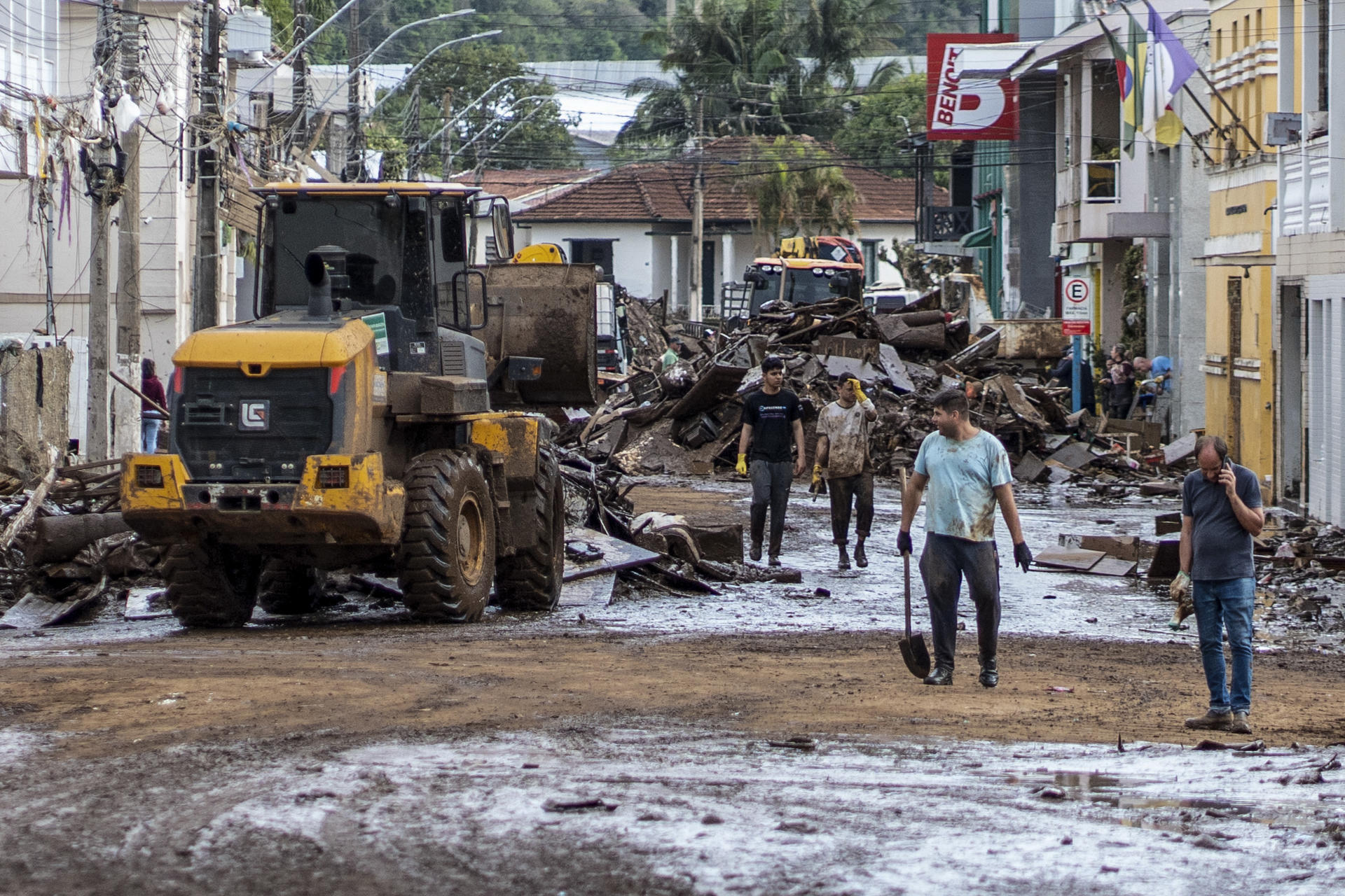 A handout photo made available by the Government of the state of Rio Grande do Sul that shows some people next to a heavy machinery vehicle while clearing a street flooded by torrential rains, in Muçum, state of Rio Grande do Sul, Brazil, 07 September 2023. EFE/ Mauricio Tonetto/Government of the State of Rio Grande Do Sul HANDOUT/ EDITORIAL USE ONLY/ONLY AVAILABLE TO ILLUSTRATE THE ACCOMPANYING NEWS (MANDATORY CREDIT)
