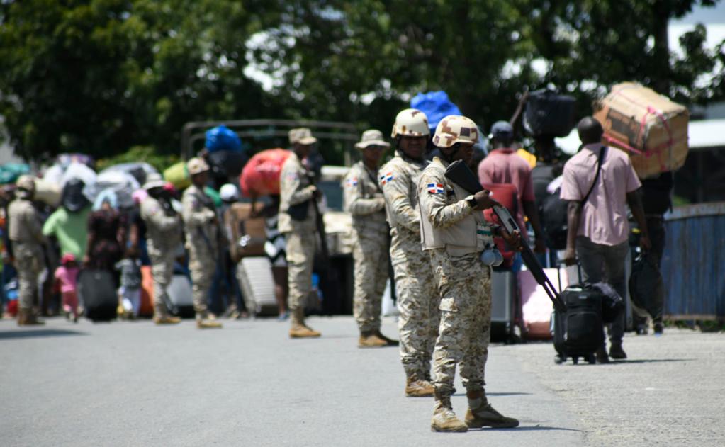 Militares vigilan la frontera con Haití hoy en Dajabón (R.Dominicana). EFE/Eddy Vittini
