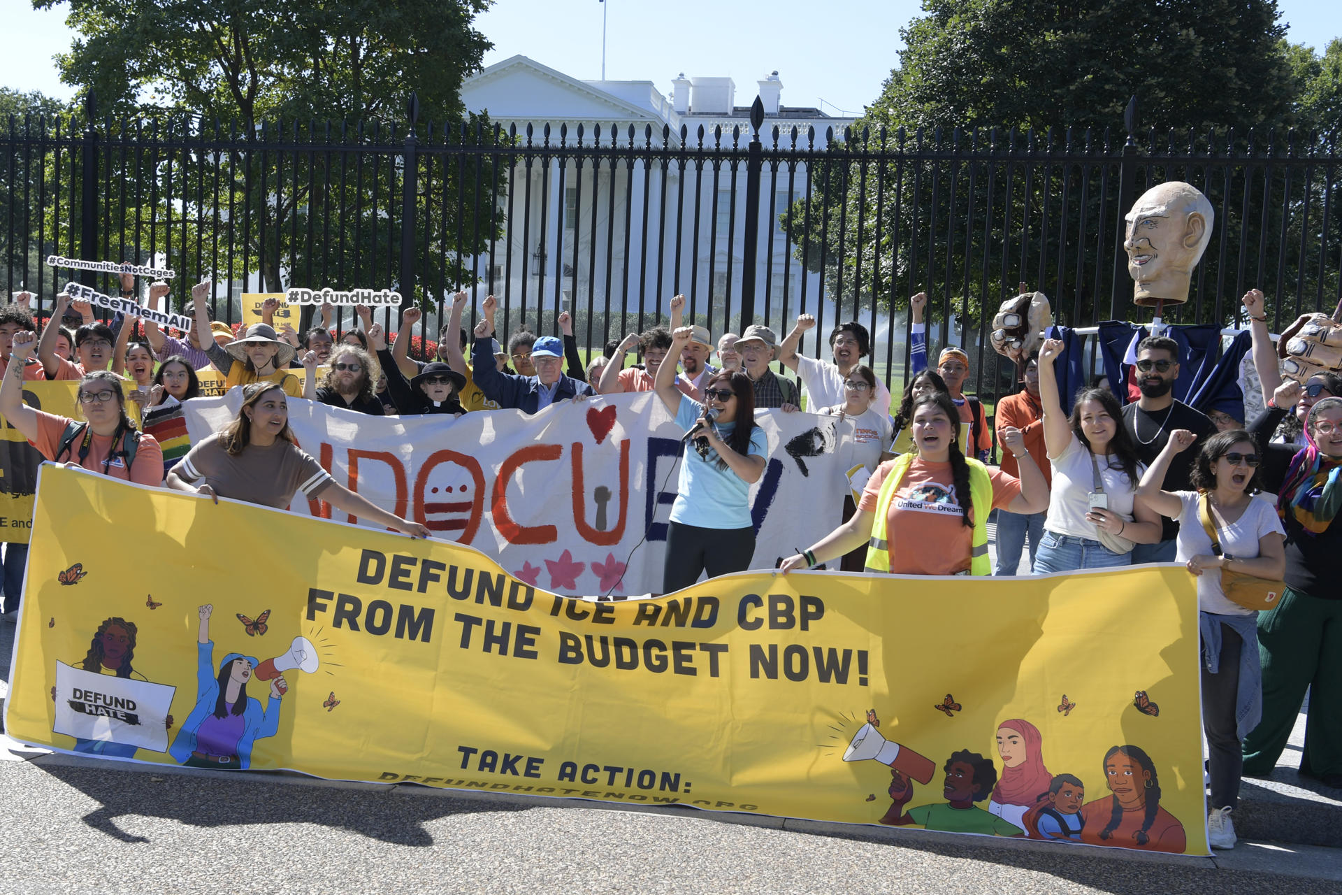 Inmigrantes y activistas protestan contra la política migratoria del presidente Joe Biden en el Parque Lafayette frente a la Casa Blanca, hoy, en Washington (Estados Unidos). EFE/Lenin Nolly