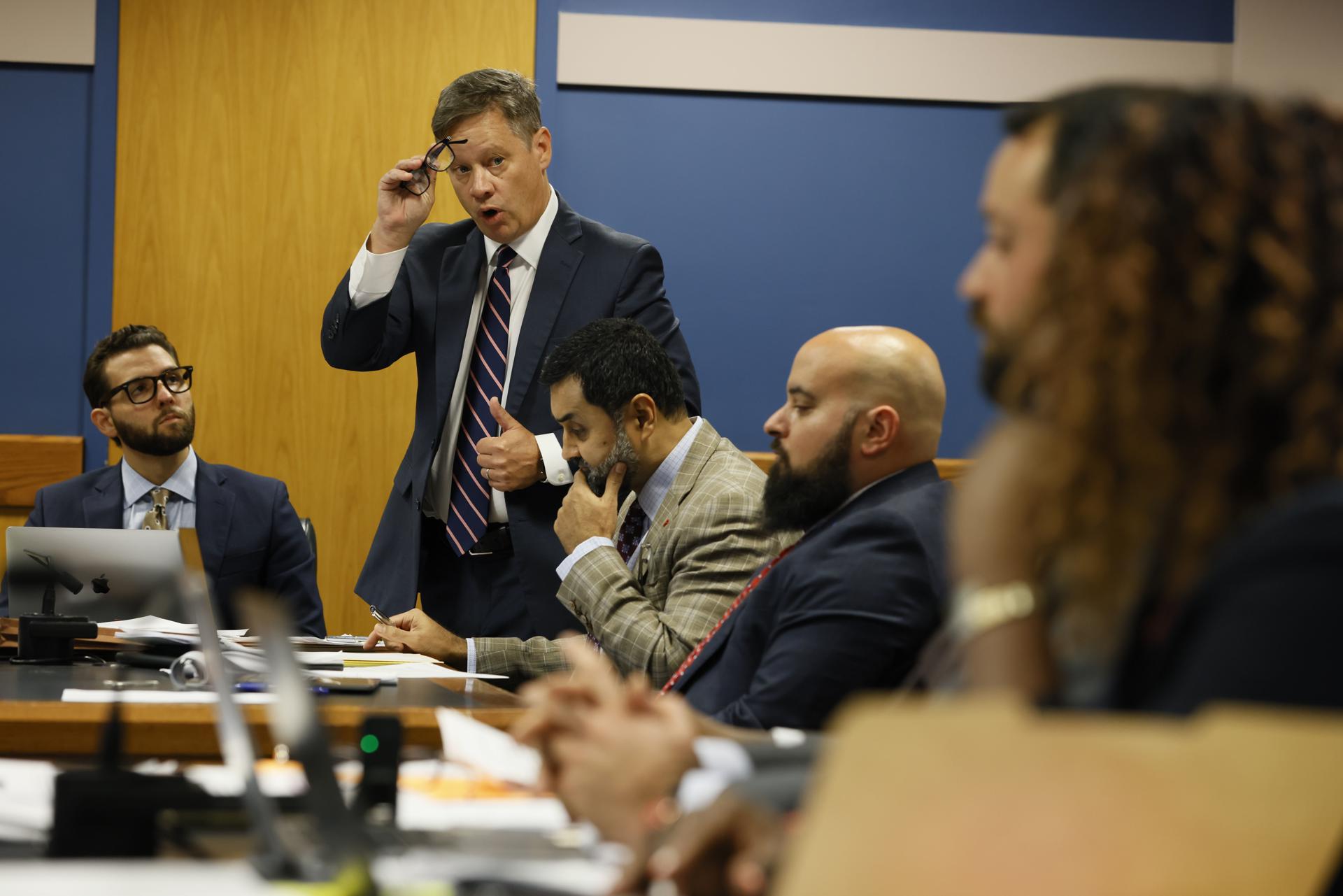 Atlanta (United States), 15/09/2023.- Attorney Brian Rafferty (R), who is defending Sidney Powell, argues before Fulton County Superior Judge Scott McAfee at the Fulton County Superior Court in Atlanta, Georgia, USA, 14 September 2023. EFE/EPA/MIGUEL MARTINEZ / POOL