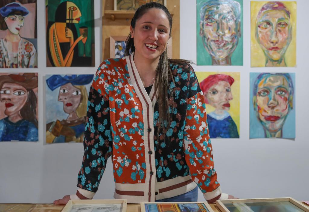 La pintora uruguaya Giovanna Gil, quien se inspira en la obra de Picasso, posa durante una entrevista con EFE, el 31 de agosto de 2023, en Montevideo (Uruguay). EFE/Alejandro Prieto
