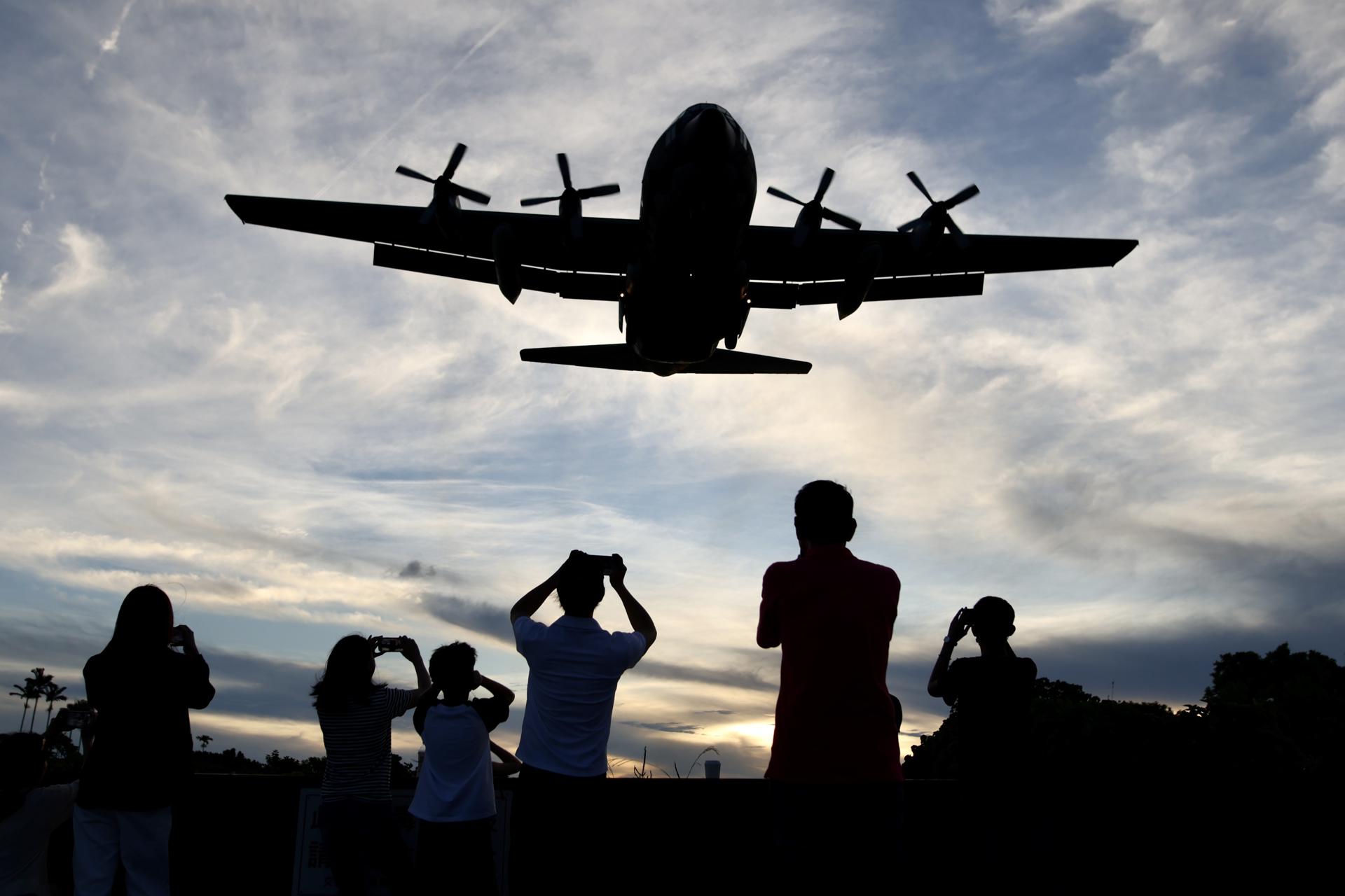 People photograph an approaching Taiwan C-130 Hercules Military plane at Songshan airport, in Taipei, Taiwan, 25 August 2023. EFE-EPA FILE/RITCHIE B. TONGO