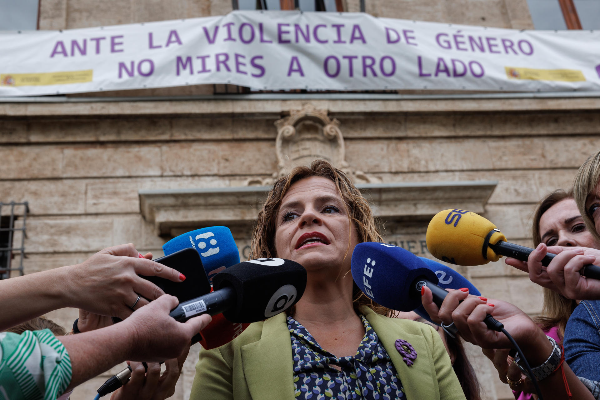 La delegada del Gobierno en la Comunitat Valenciana, Pilar Bernabé (c), en el minuto de silencio para condenar los últimos asesinatos machistas en Orihuela (Alicante) y Castellón y en apoyo de víctimas y familiares. EFE/Biel Aliño
