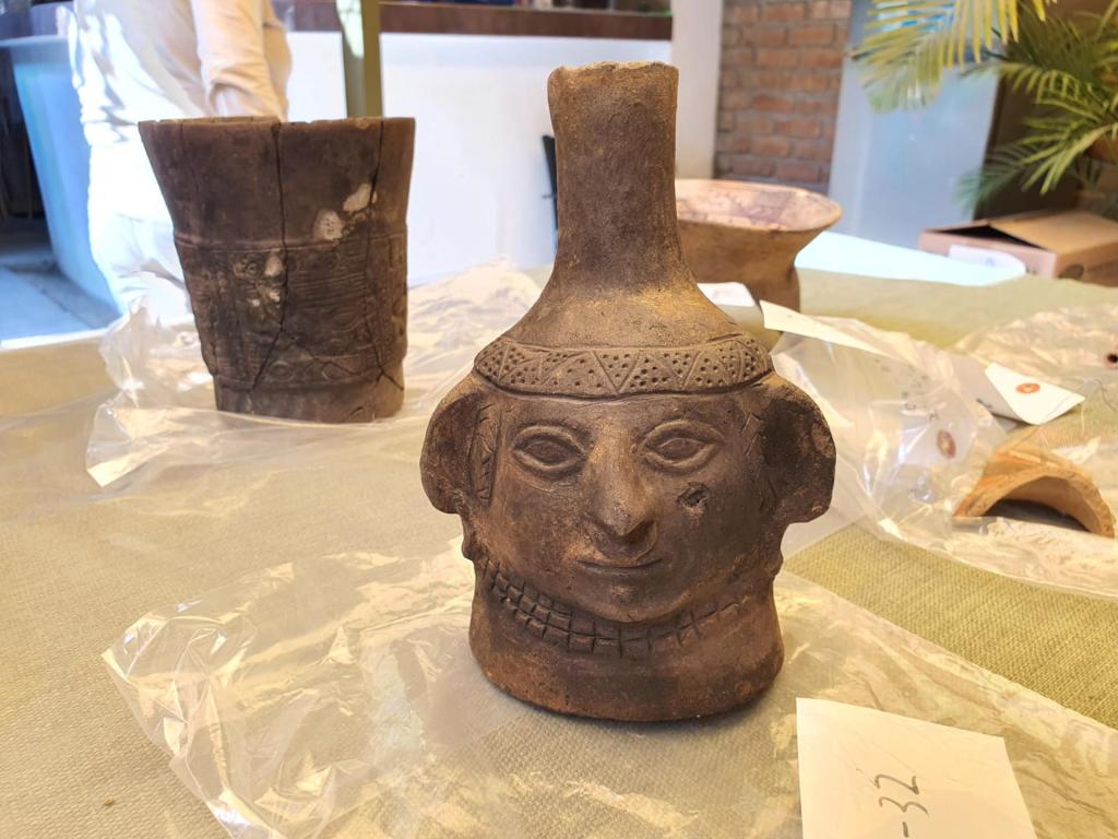 Fotografía sin fecha difundida por el Ministerio de Cultura de Perú de una cerámica hallada en un asentamiento arqueológico descubierto en la región de Cajamarca, en el norte de Perú. EFE/ Ministerio de Cultura de Perú
