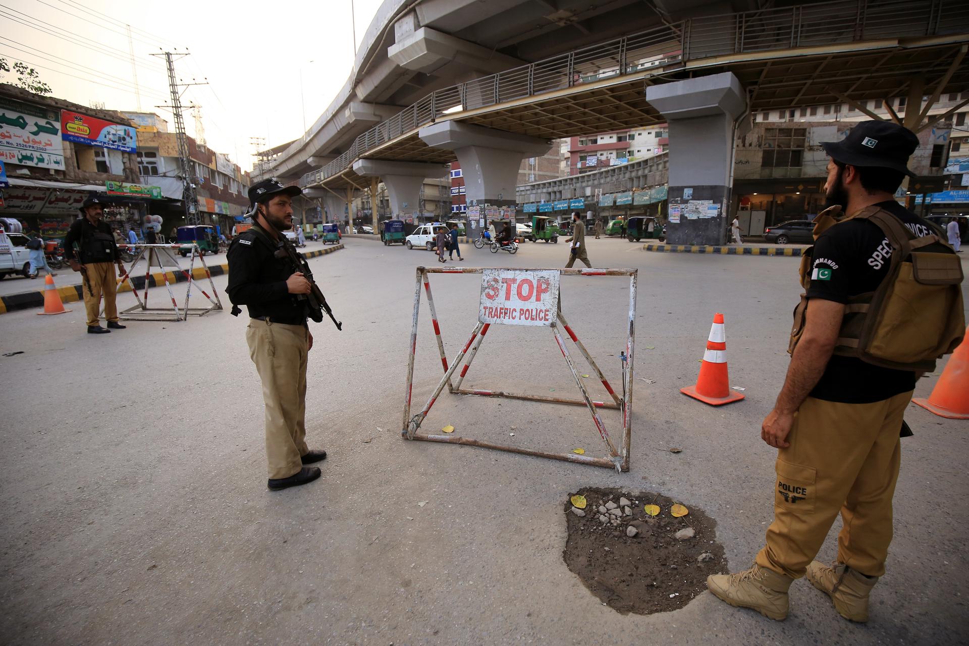 Pakistani security officials wait at a checkpoint in Peshawar, Khyber Pakhtunkhwa province, Pakistan, 25 July 2023. EFE-EPA FILE/ARSHAD ARBAB