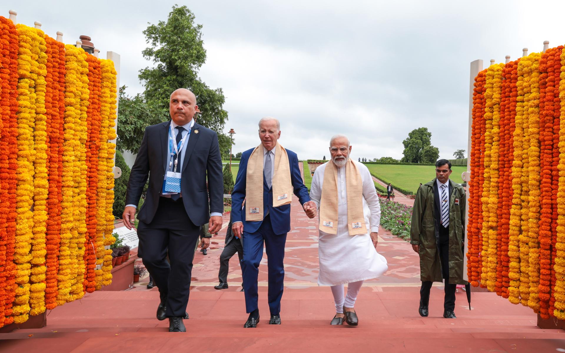 A handout photo made available by the Indian Press Information Bureau (PIB) shows Indian Prime Minister Narendra Modi (C-R) walking with US President Joe Biden (C-L) upon arrival at the Mahatma Gandhi's memorial in Rajghat, New Delhi, India, 10 September 2023. EFE/EPA/INDIA PRESS INFORMATION BUREAU HANDOUT EDITORIAL USE ONLY/NO SALES
