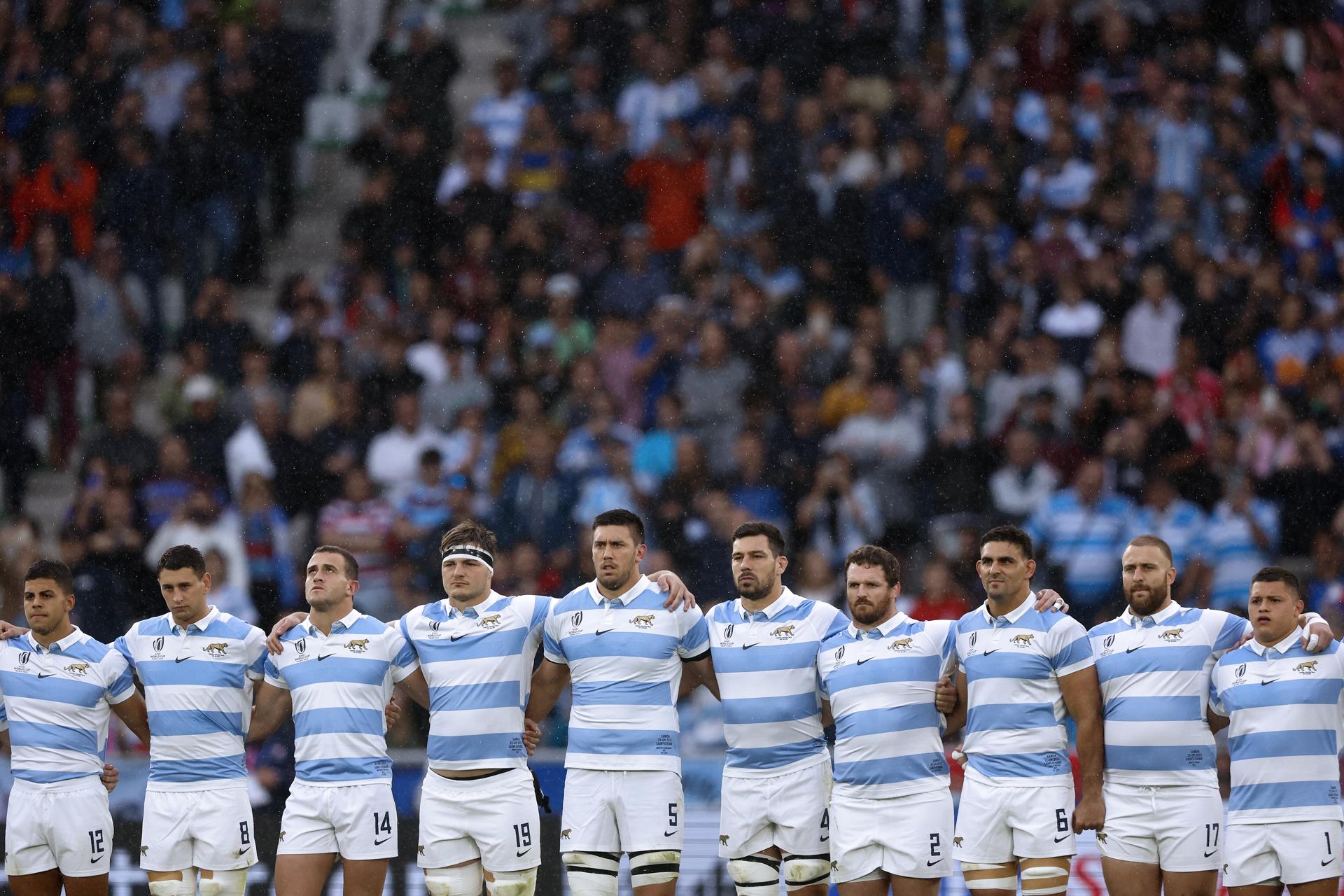 Argentinian players listen to the national anthem prior to the Rugby World Cup Pool D match between Argentina and Samoa in Saint-Etienne, France, 22 September 2023. EFE-EPA/GUILLAUME HORCAJUELO

