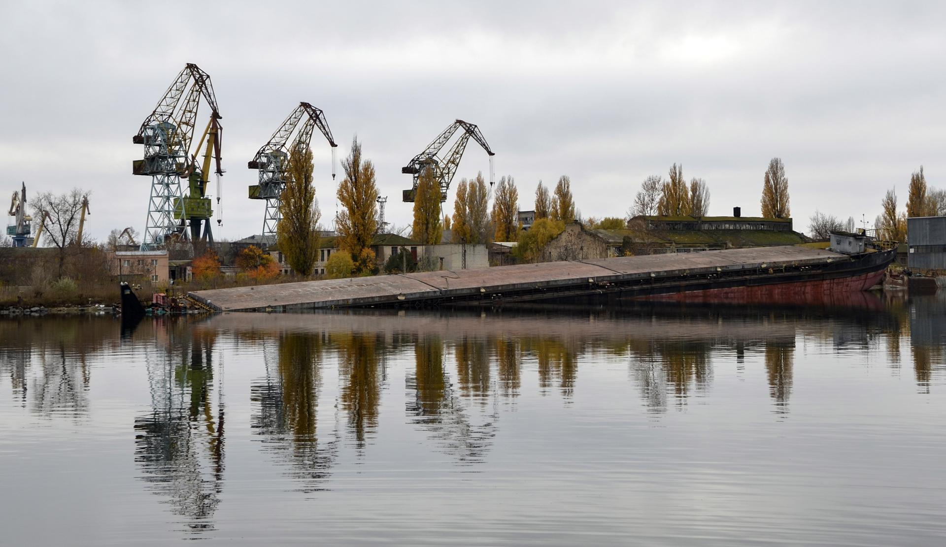 Hoisting cranes of Kherson's river port reflected in the Dnieper River in Kherson, Ukraine, 18 November 2022. EFE-EPA/FILE/IVAN ANTYPENKO