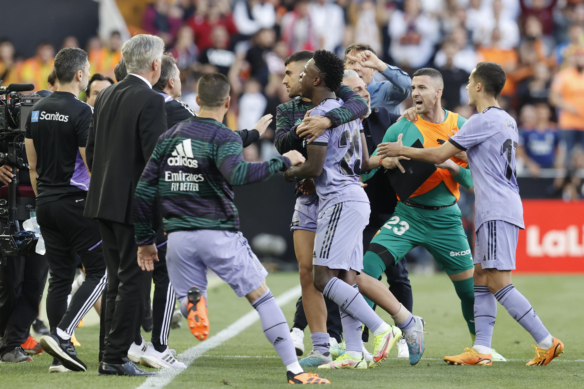 El delantero brasileño del Real Madrid Vinícius Júnior (c), expulsado durante el partido disputado por Valencia CF y Real Madrid el pasado mes de mayo en Mestalla (Valencia). EFE/ Kai Försterling