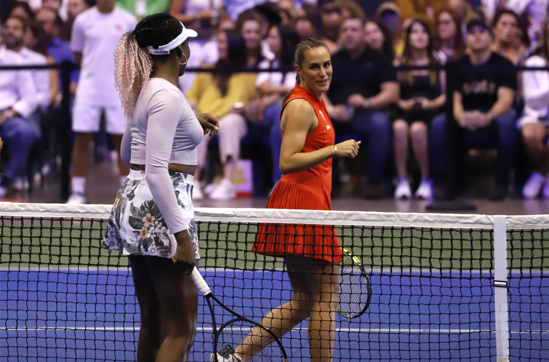 La tenista puertorriqueña Mónica Puig (d) charla con la estadounidense Venus Williams durante un partido de exhibición disputado hoy, en San Juan (Puerto Rico). EFE/Thais Llorca