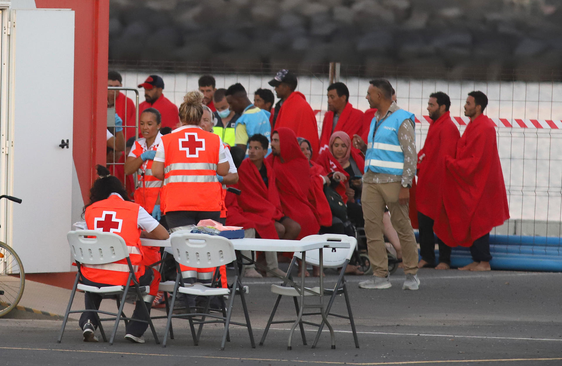Llegada al puerto de Arrecife de un grupo de hombres y mujeres de origen magrebí y subsahariano rescatados a unos 24 kilómetros de Lanzarote. EFE/Adriel Perdomo