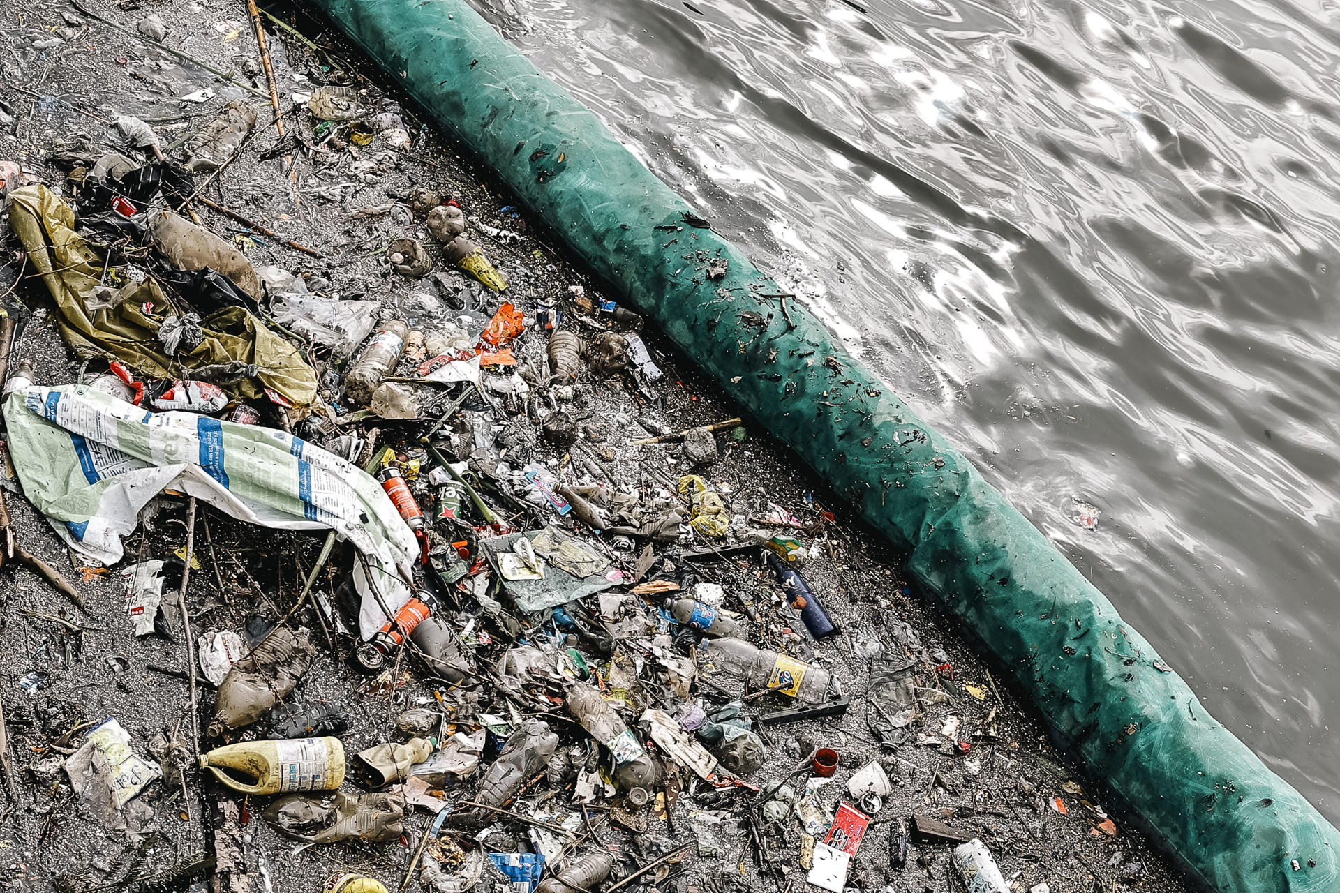 AME2182. BUENOS AIRES (ARGENTINA), 09/24/2023.- Photograph of garbage on a bank of the Riachuelo river, on September 19, 2023, which divides the city of Buenos Aires with the province of Buenos Aires (Argentina).  EFE/ Juan Ignacio Roncoroni

