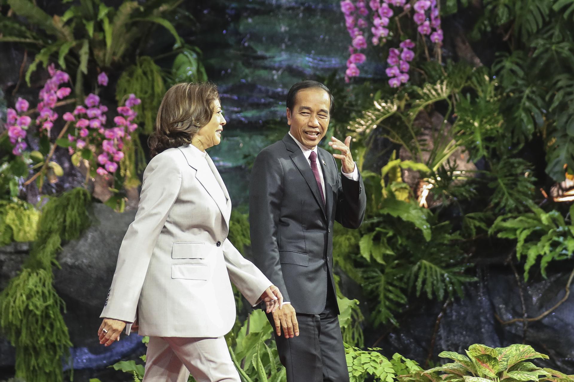 US Vice President Kamala Harris (L) walks with Indonesia's President Joko Widodo upon her arrival for the 43rd Association of Southeast Asian Nations (ASEAN) Summit in Jakarta, Indonesia, 06 September 2023. EFE/EPA/BAGUS INDAHONO / POOL
