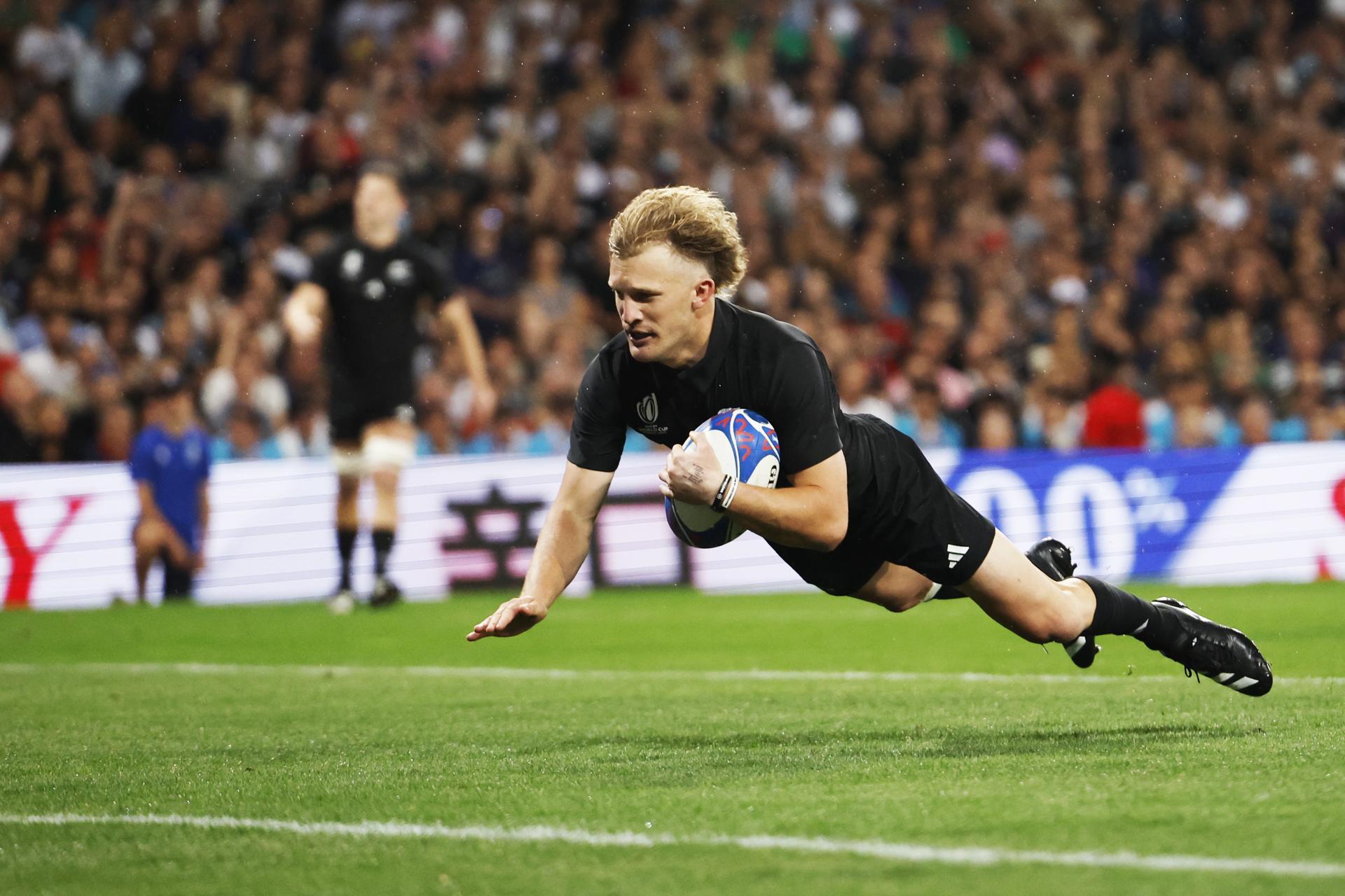 New Zealand's Damian McKenzie scores a try during the Rugby World Cup Pool A match between New Zealand and Namibia in Toulouse, France, 15 September 2023. EFE-EPA/GUILLAUME HORCAJUELO
