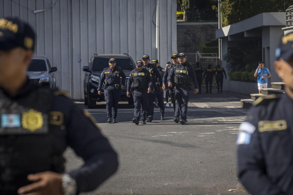 Policías vigilan este 12 de septiembre de 2023 durante un operativo del Ministerio Público (Fiscalía) en el Centro de Operaciones del Proceso Electoral, sede del Tribunal Supremo Electoral en el Parque de la Industria, en Ciudad de Guatemala (Guatemala). EFE/ Esteban Biba
