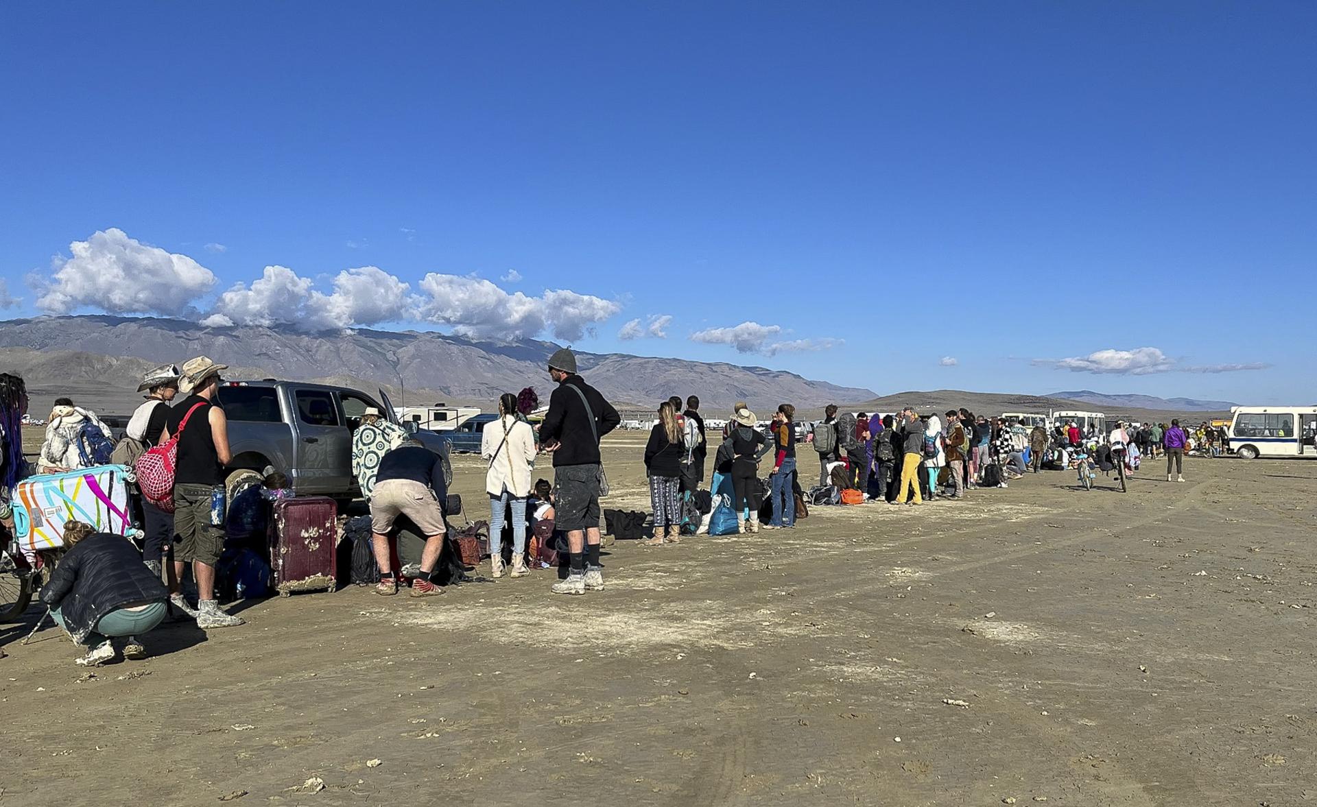 People wait in line for a bus to leave the Burning Man festival in Black Rock City, Nevada, USA, 04 September 2023. EFE/EPA/BOOMY JENSEN
