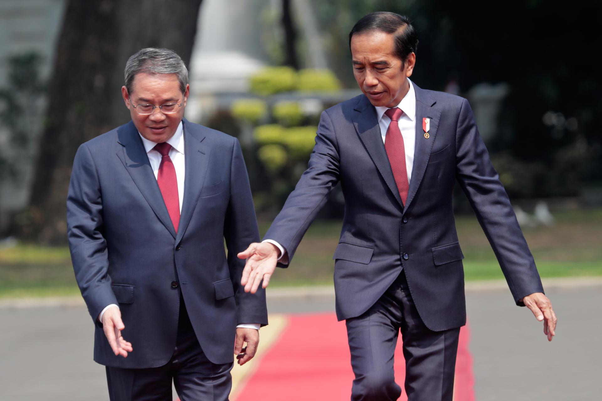 China's Premier Li Qiang (L) is welcomed by Indonesian President Joko Widodo (R) upon his arrival at the Presidential Palace in Jakarta, Indonesia, 08 September 2023. EFE/EPA/ADI WEDA
