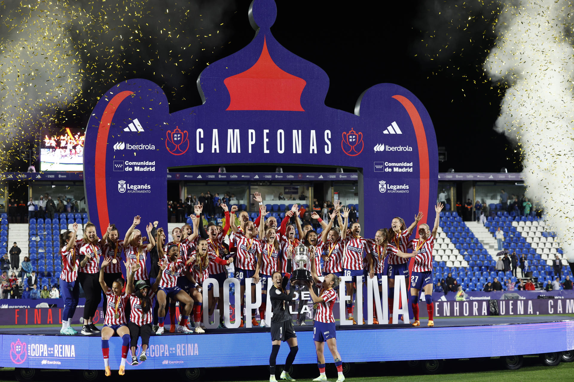 Las jugadoras del Atlético de Madrid celebran su victoria en la Copa de la Reina. EFE/JuanJo Martín/Archivo