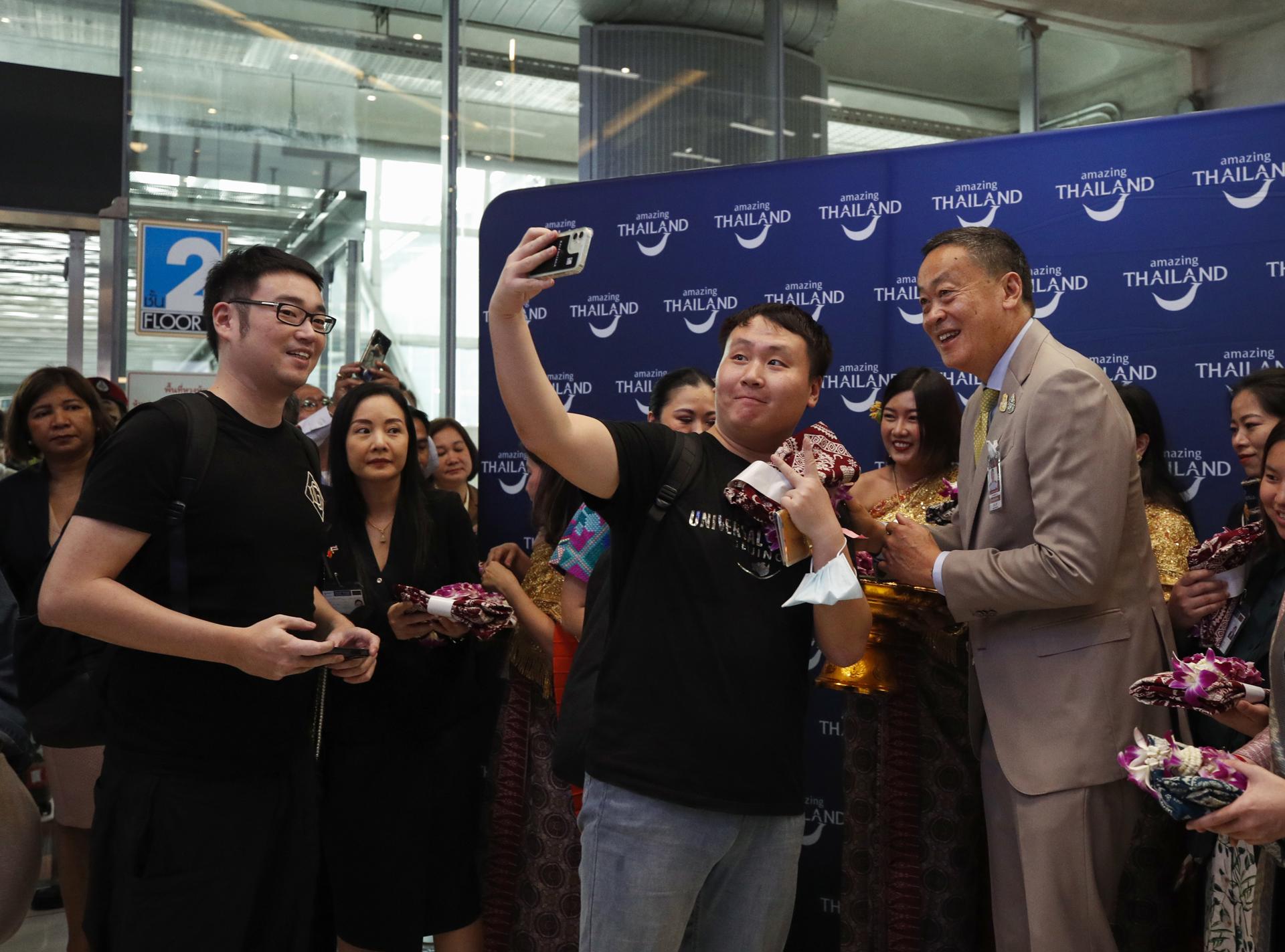 Chinese tourists are welcomed by Thai Prime Minister Srettha Thavisin (R) during a welcoming ceremony to mark the first day of the government's visa-free scheme at Suvarnabhumi International Airport in Samut Prakan province, Thailand, 25 September 2023. EFE/EPA/RUNGROJ YONGRIT
