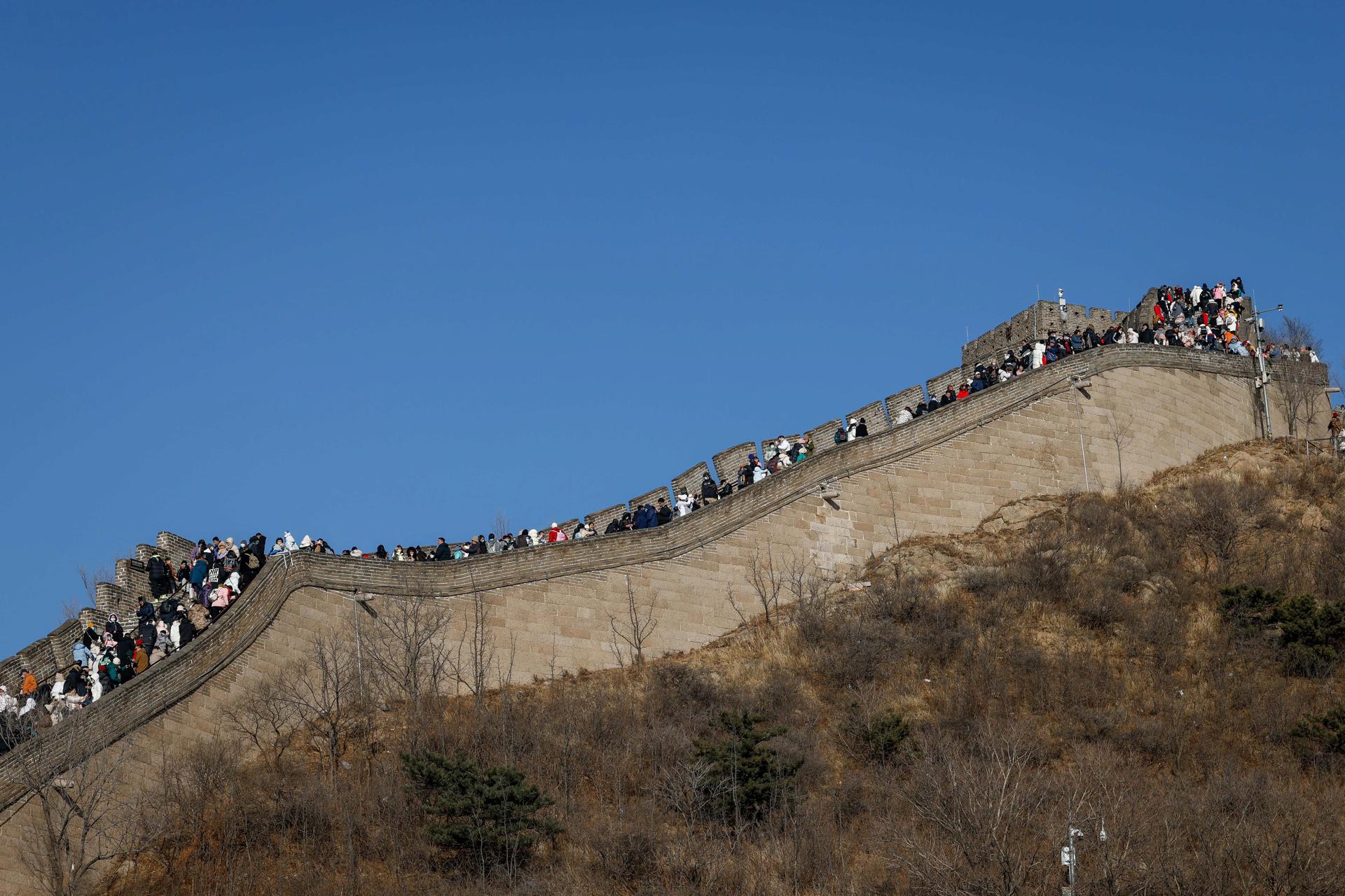 People walk along the Great Wall of China in Beijing, China, 25 January 2023. EFE/EPA/MARK R. CRISTINO