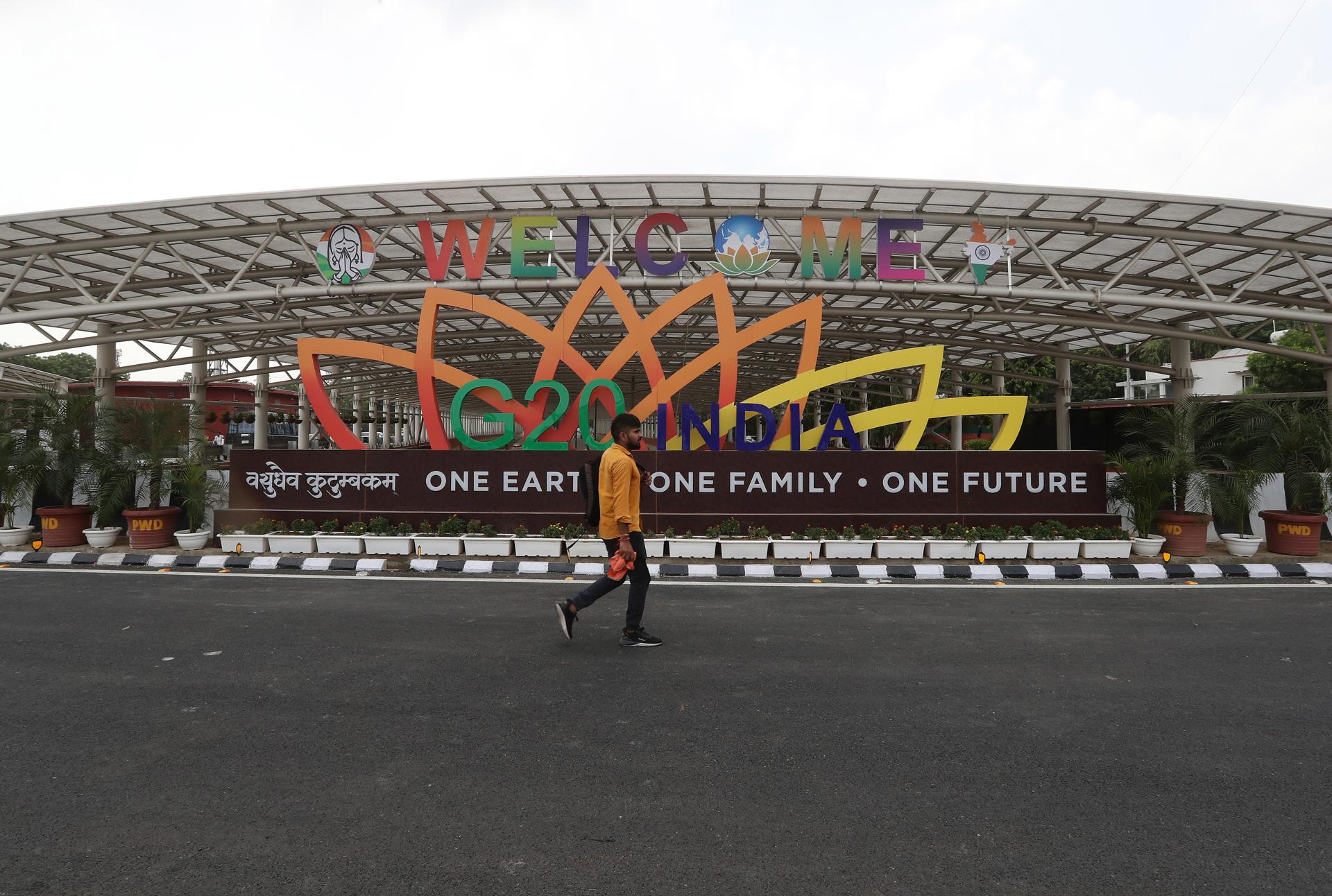 Locals pass by the G20 logo near the Bharat Mandapam at ITPO Convention Centre, Pragati Maidan, the venue of the G20 Heads of State and Government Summit in New Delhi, India, 31 August 2023. EFE-EPA/HARISH TYAGI
