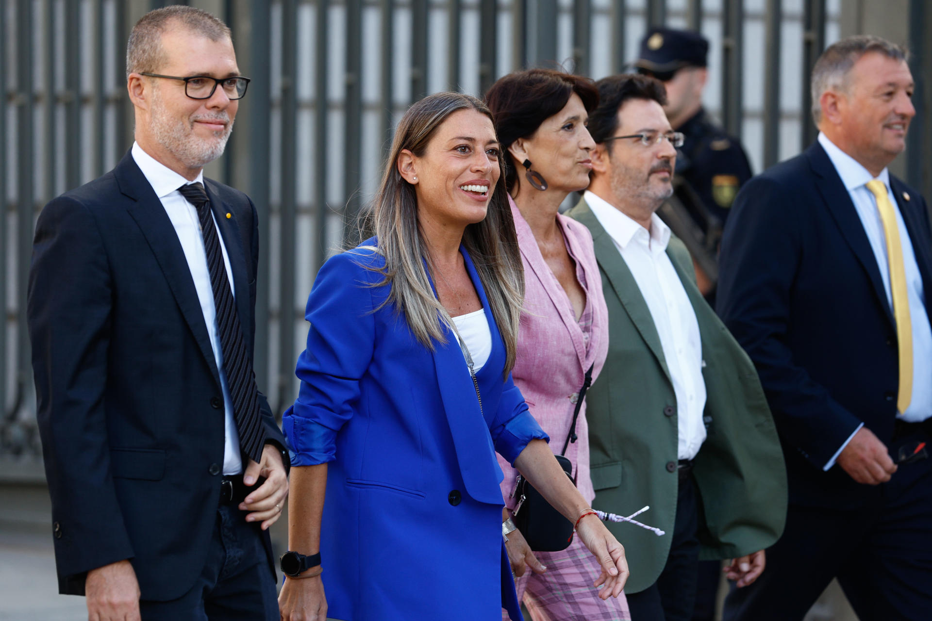 Imagen de archivo de Miriam Nogueras (2i) y otros diputados de Junts llegando al Congreso al inicio de la legislatura. EFE/ Rodrigo Jiménez