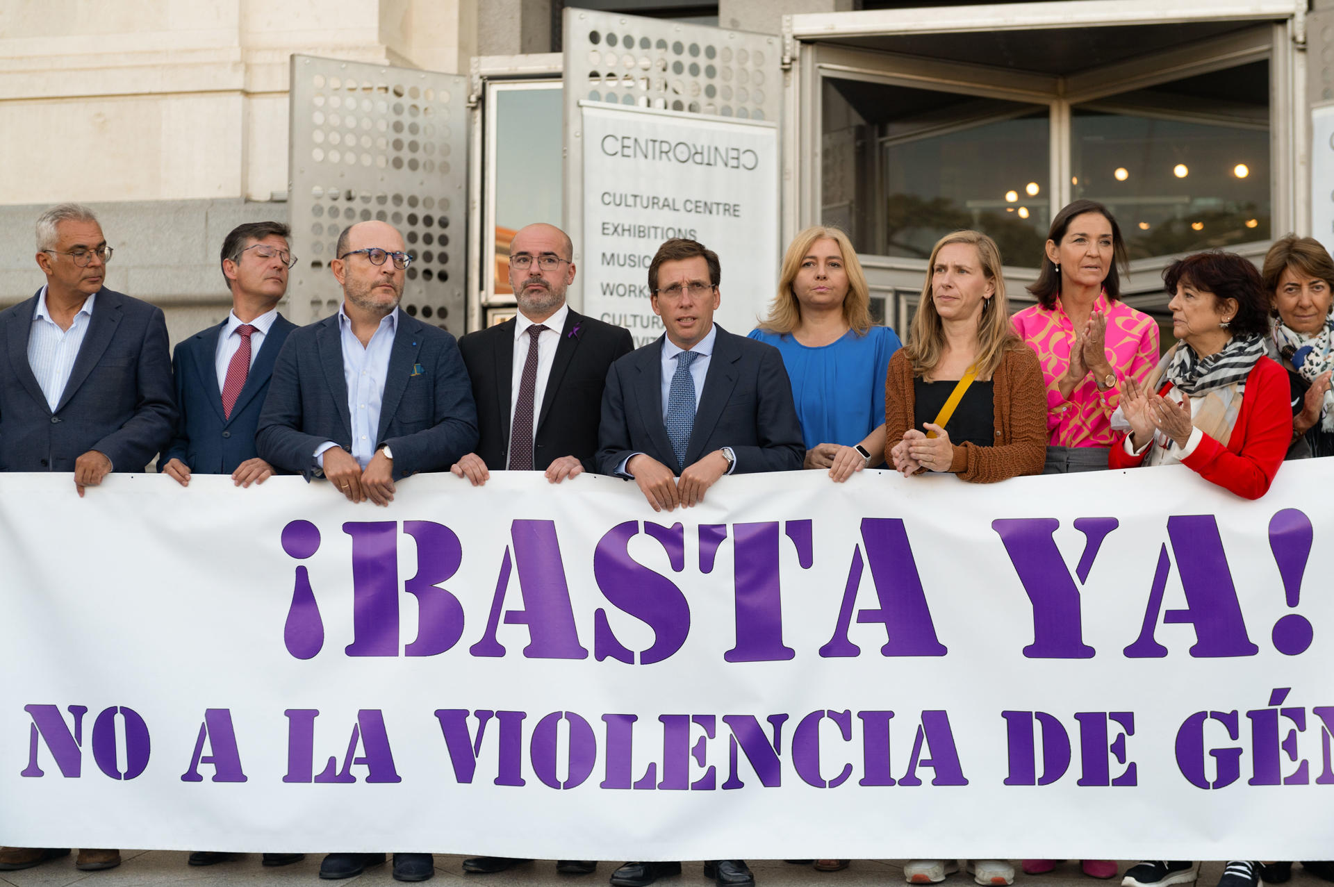 MAVista general del minuto de silencio convocado por el Ayuntamiento como muestra de condena por la última víctima de la violencia machista en Madrid, este martes, ante el Consistorio. EFE/ Fernando Villar
