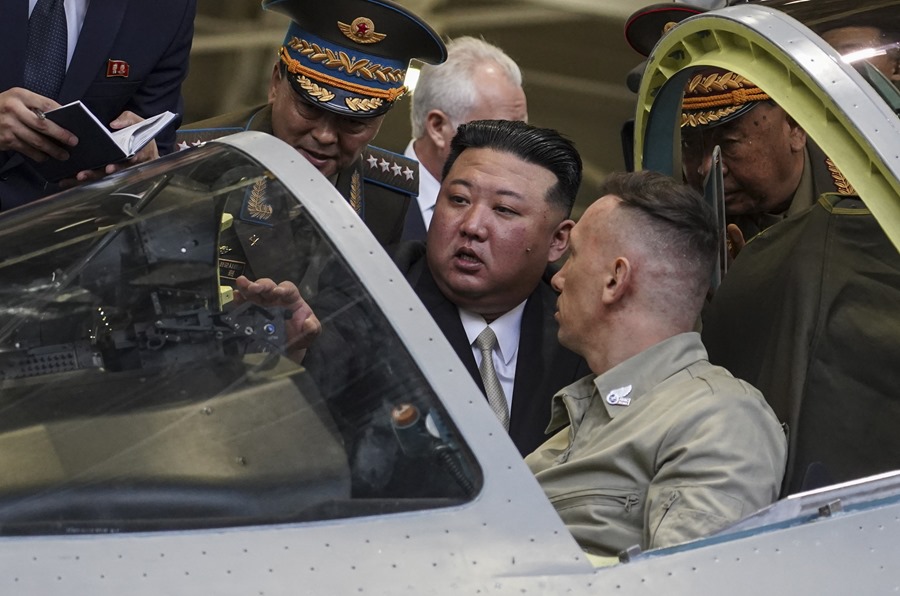El líder norcoreano Kim Jong Un (centro) visitando una planta de aviones rusa que fabrica aviones de combate en Komsomolsk-on-Amur