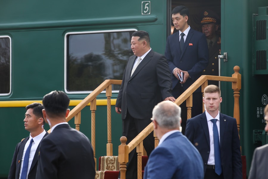 Kim Jong Un (c) llega a la estación de tren de Artyom
