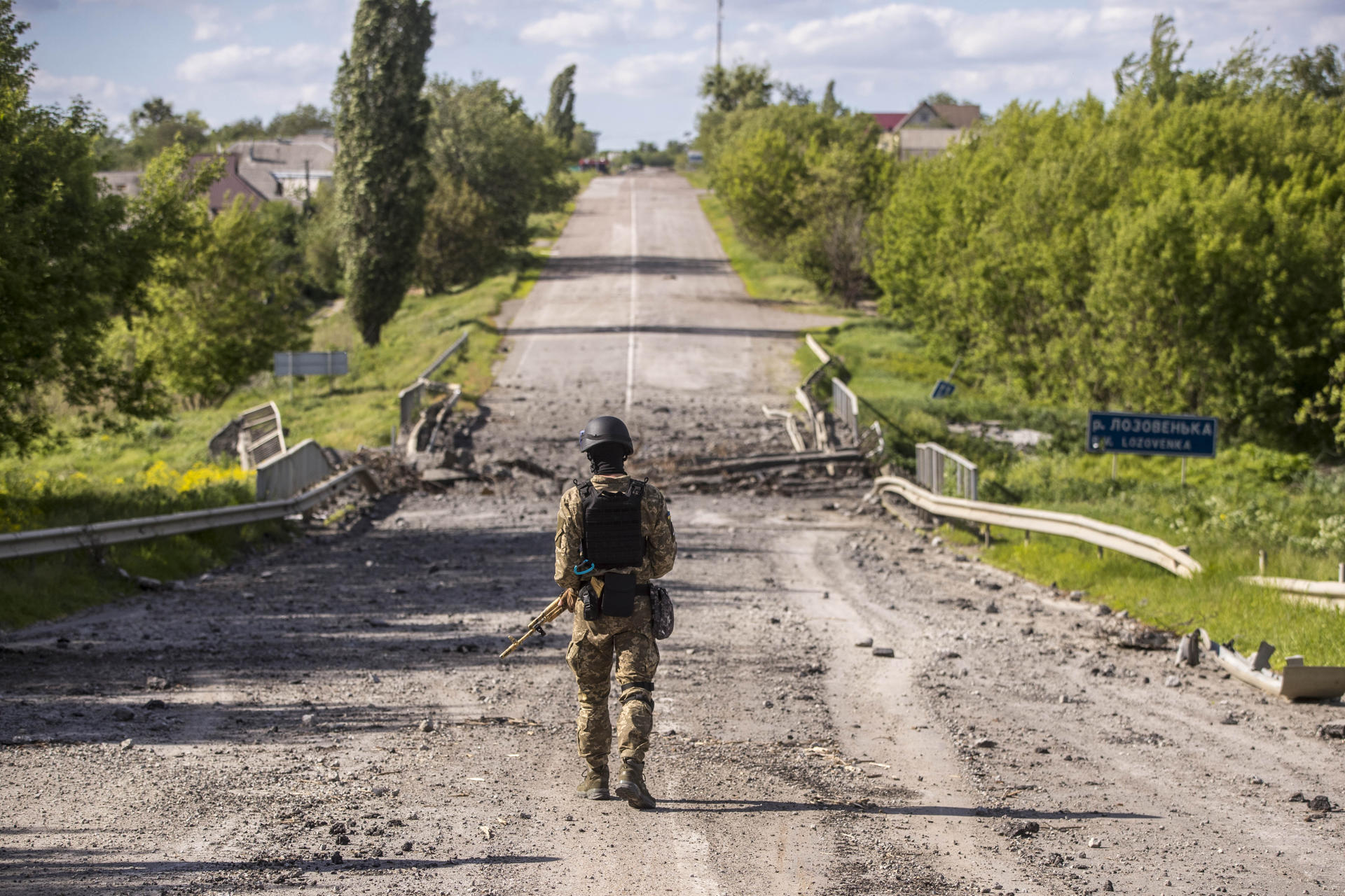 Un soldado patrulla entre los restos de un puente cerca del campo de batalla en Járkov, en el este de Ucrania.