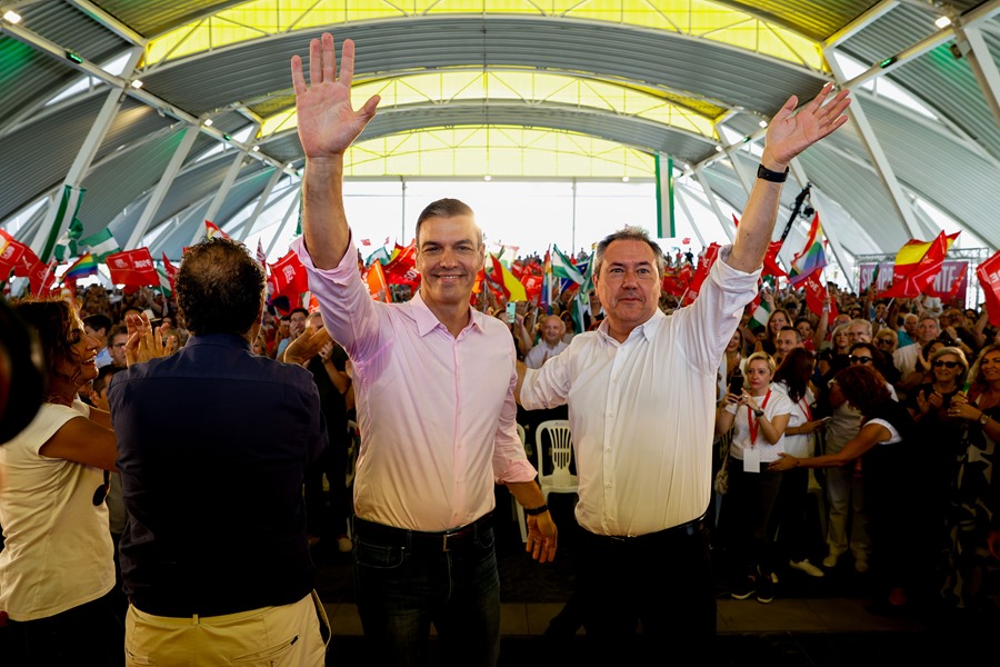 El presidente del Gobierno en funciones, Pedro Sánchez (i), junto a Juan Espadas (d), participa en un acto del PSOE en la Rinconada (Sevilla