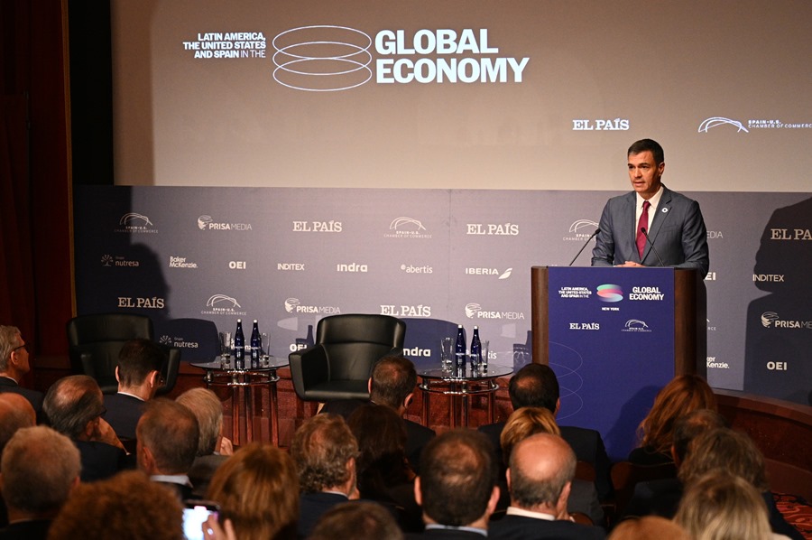 El presidente del Gobierno español, Pedro Sánchez, durante su intervención donde ha dicho que garantiza coherencia y transparencia en los acuerdos para su investidura.