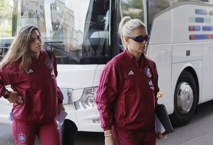 Las jugadoras de la selección española Alexia Putellas (d) y Misa Rodríguez (i) llegan al hotel de Gotemburgo (Suecia).