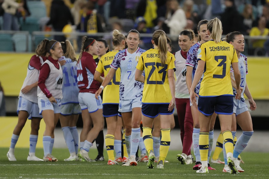 Las jugadoras de Suecia y España se saludan tras el partido de la Liga de las Naciones, en Gotemburgo.