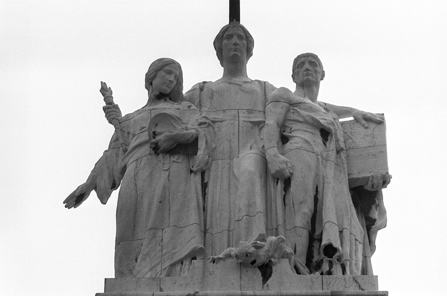 Esculturas de Miguel Blay y Fábrega, que representan a la Ley, la Equidad y el Derecho, están situadas en la fachada principal del Tribunal Supremo