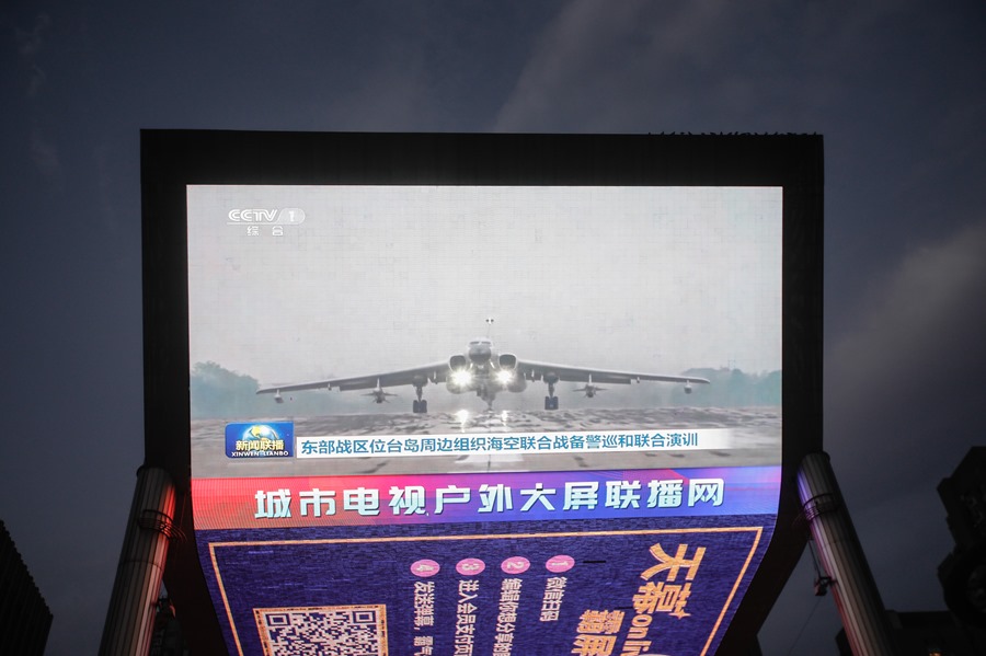 Una pantalla muestra las noticias sobre el lanzamiento de ejercicios militares por parte de China en Taiwán