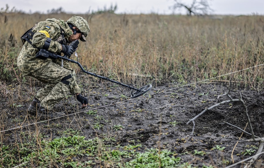 Un soldado ucraniano buscando explosivos en Ucrania, que ha aumentado la presión en el frente sur y en Crimea a la espera de los tanques de EEUU