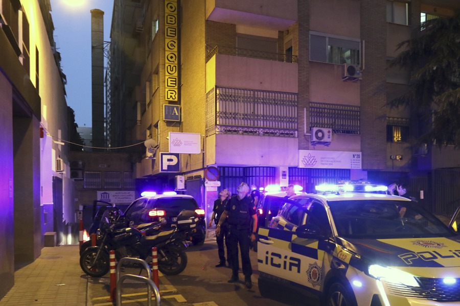 Agentes de la policía inspeccionan el exterior de la vivienda de Granada