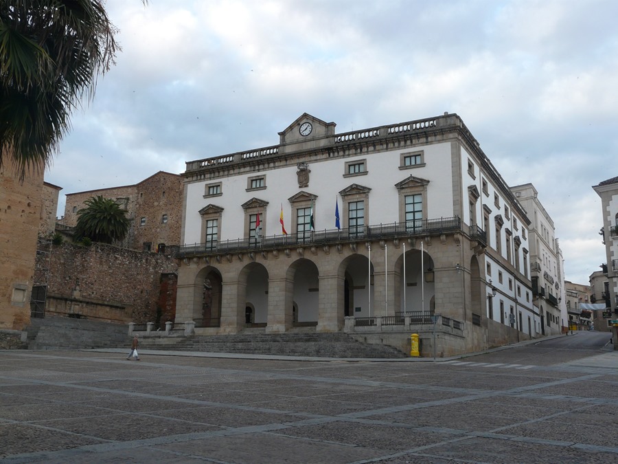 Vista del Ayuntamiento de Cáceres, donde Vox se ha sumado por primera vez a un minuto de silencio contra la violencia machista.