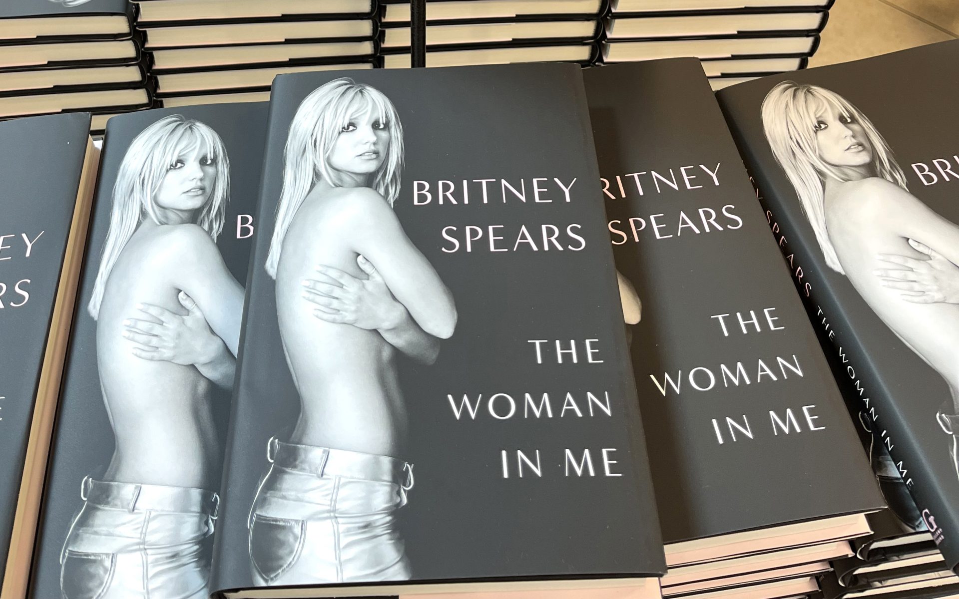 Fotografía de unos ejemplares de las memorias de Britney Spears, tituladas "The Woman In Me", desplegados hoy, sobre una mesa en una librería en Los Ángeles, California (EE.UU.). EFE/ Guillermo Azábal