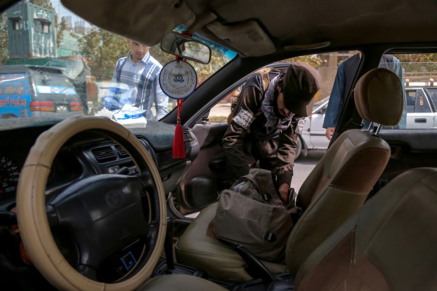 Un agente de seguridad talibán revisa un coche en un puesto de control en Kabul.