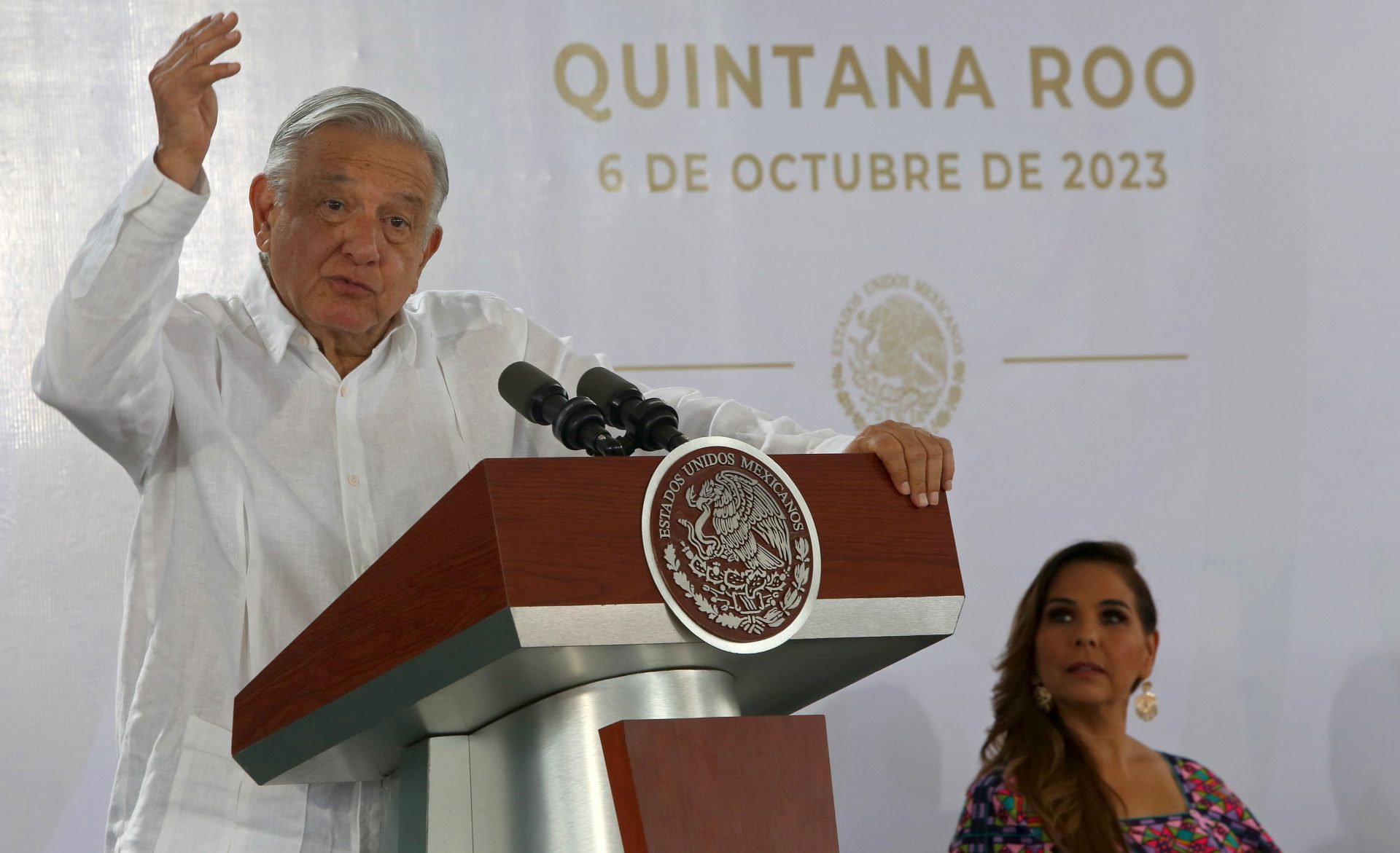 El presidente de México, Andrés Manuel López Obrador habla hoy, durante una rueda de prensa matutina en el balneario de Cancún en Quintana Roo (México). EFE/Alonso Cupul