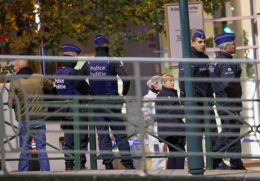 Policías belgas en el lugar del tiroteo registrado en Bruselas, en el que un individuo mató a dos personas