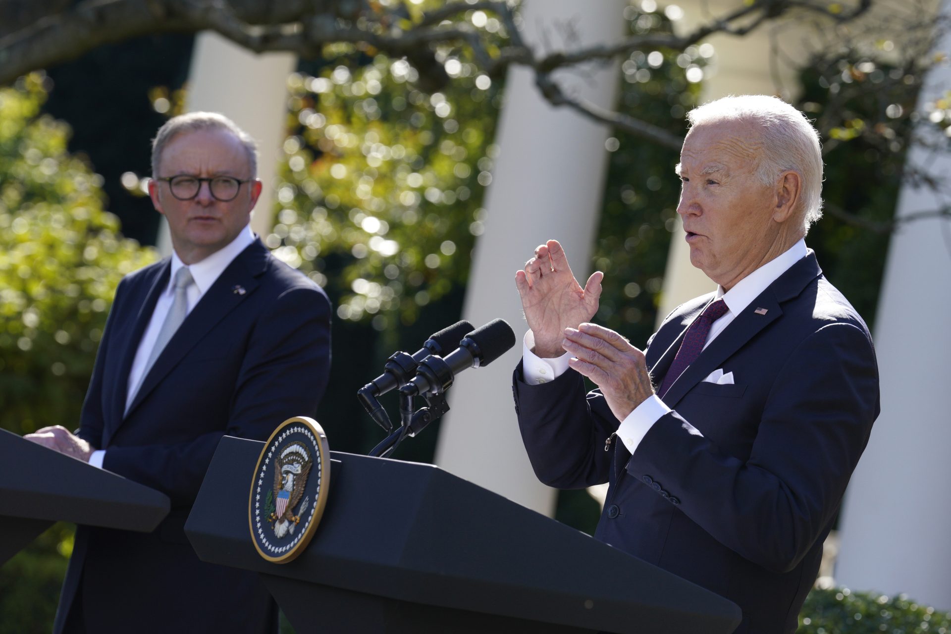 El presidente de Estados Unidos, Joe Biden (d), habla en una rueda de prensa conjunta con el primer ministro de Australia, Anthony Albanese (i), este 25 de octubre de 2023, en la Casa Blanca, Washington. EFE/ Yuri Gripas/ABACA/Pool