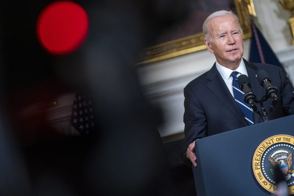 El presidente de Estados Unidos, Joe Biden (c), habla en la Casa Blanca, Washington. EFE/ Shawn Thew